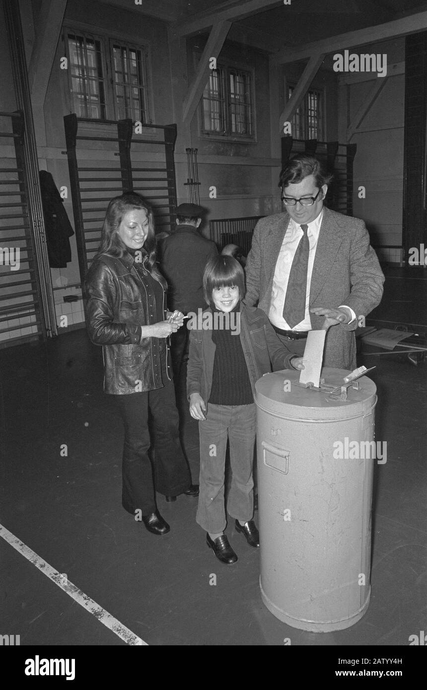 Il Ministro Gruyters e sua moglie votano Data: 27 marzo 1974 Parole Chiave: Voci, donne Nome: Gruijters, Hans Foto Stock