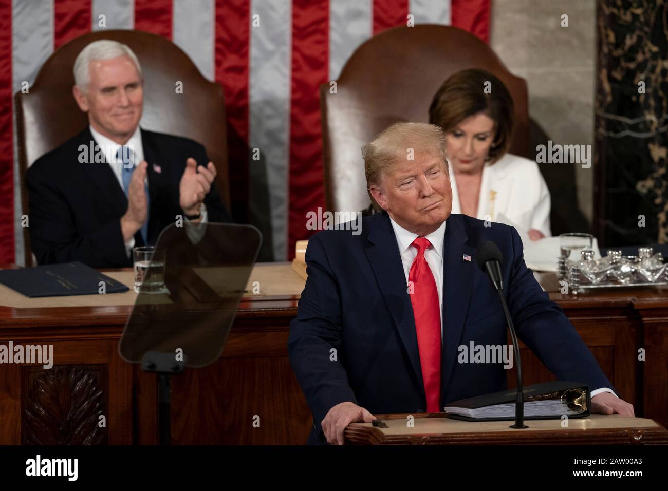 Washington, Stati Uniti D'America. 04th Feb, 2020. Washington, Stati Uniti D'America. 04 Febbraio 2020. Il presidente degli Stati Uniti Donald Trump consegna il discorso dello Stato dell'Unione ad una sessione congiunta del Congresso nel Campidoglio degli Stati Uniti 4 febbraio 2020 a Washington, DC Standing Behind Trump sono il presidente della Camera Nancy Pelosi, a destra, e il vicepresidente Mike Pence. Credito: Joyce N. Bodhosian/Casa Bianca Foto/Alamy Live News Foto Stock