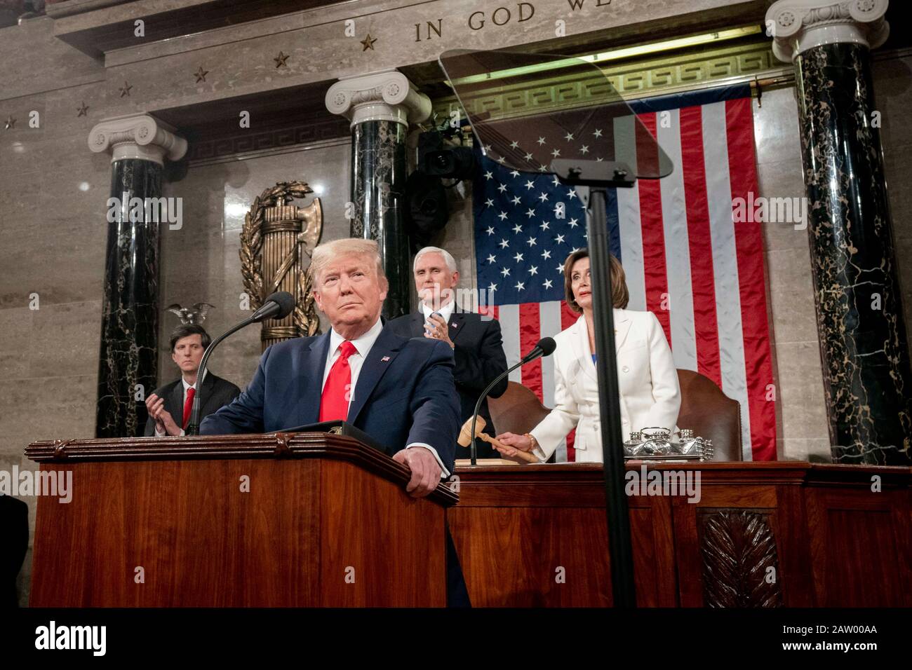 Washington, Stati Uniti D'America. 04th Feb, 2020. Washington, Stati Uniti D'America. 04 Febbraio 2020. Il presidente degli Stati Uniti Donald Trump consegna il discorso dello Stato dell'Unione ad una sessione congiunta del Congresso nel Campidoglio degli Stati Uniti 4 febbraio 2020 a Washington, DC Standing Behind Trump sono il presidente della Camera Nancy Pelosi, a destra, e il vicepresidente Mike Pence. Credit: D. Myles Cullen/Casa Bianca Foto/Alamy Live News Foto Stock