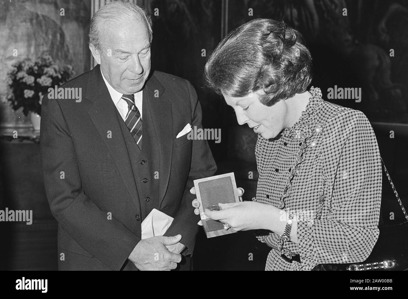 Visita di George Schultz, Segretario di Stato degli Stati Uniti, il Ministro olandese Schultz presenta una medaglia alla Regina Beatrix Data: 11 dicembre 1982 Parole Chiave: Visita, regine, ministri, premiazioni persona Nome: Beatrix, regina, George Schultz Foto Stock