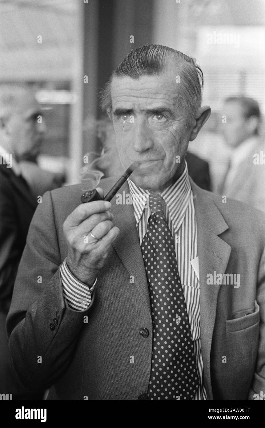 Il Ministro T. Brewer apre la fiera per la lavorazione agricola Ornithophillia-Varuva Ministro Brouwer (capo) Data: 3 ottobre 1973 Parole Chiave: Borse, ministri, aperture Nome Persona: Brouwer, T. Nome istituzione: Ornithophillia-Varuva Foto Stock