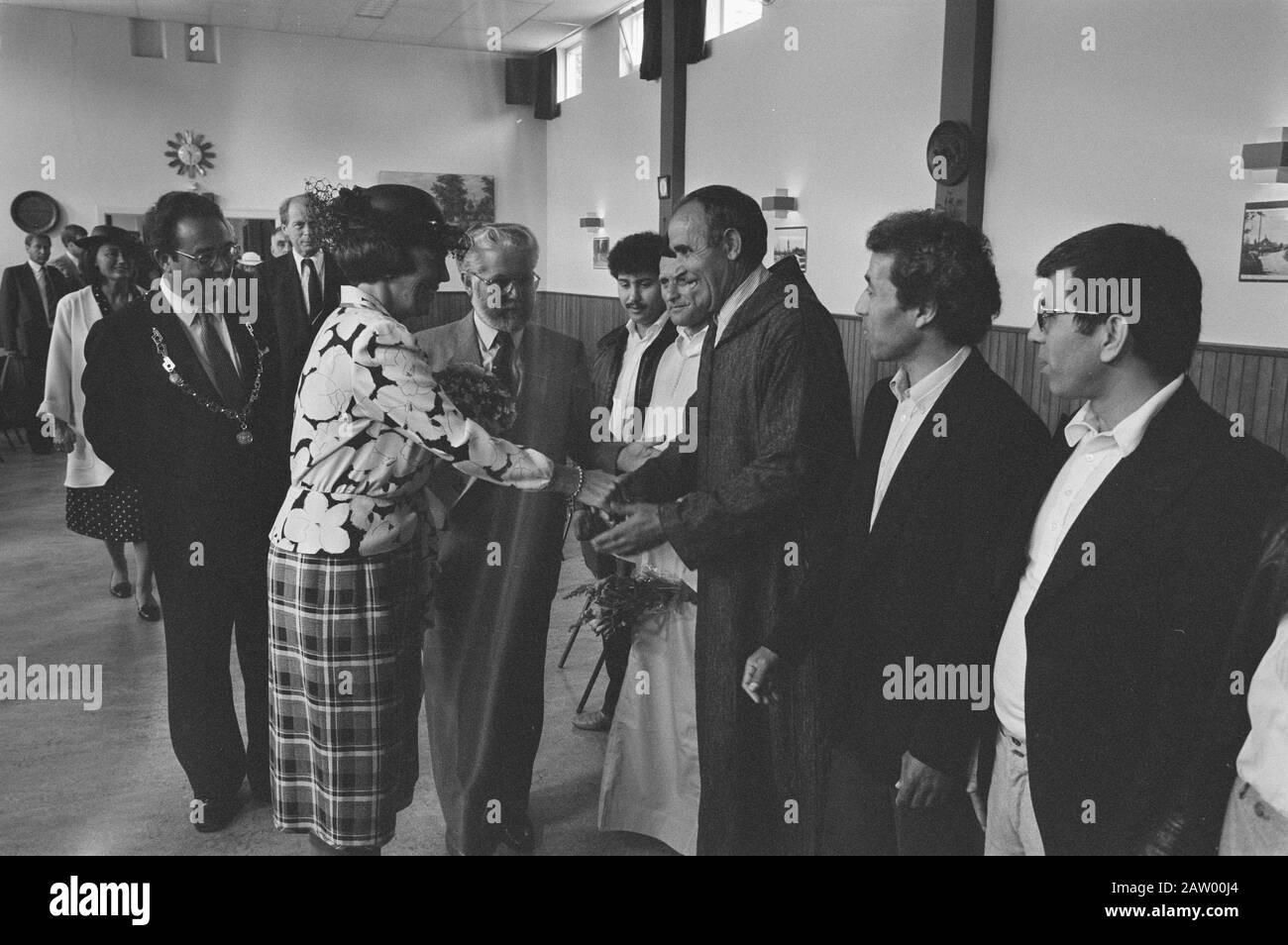 Queen Beatrix è ​​greeted di uomini marocchini durante la visita a Utrecht Sud-Est Data: 19 giugno 1986 luogo: Utrecht Parole Chiave: Visita, Famiglia reale Nome: Beatrix, Regina : Bogaerts, Rob / Anefo Copyright Titolare: Archivi nazionali Tipo Di Materiale: Negativo (bianco / nero) numero di inventario archivio: Vedi accesso 2.24.01.05 Foto Stock