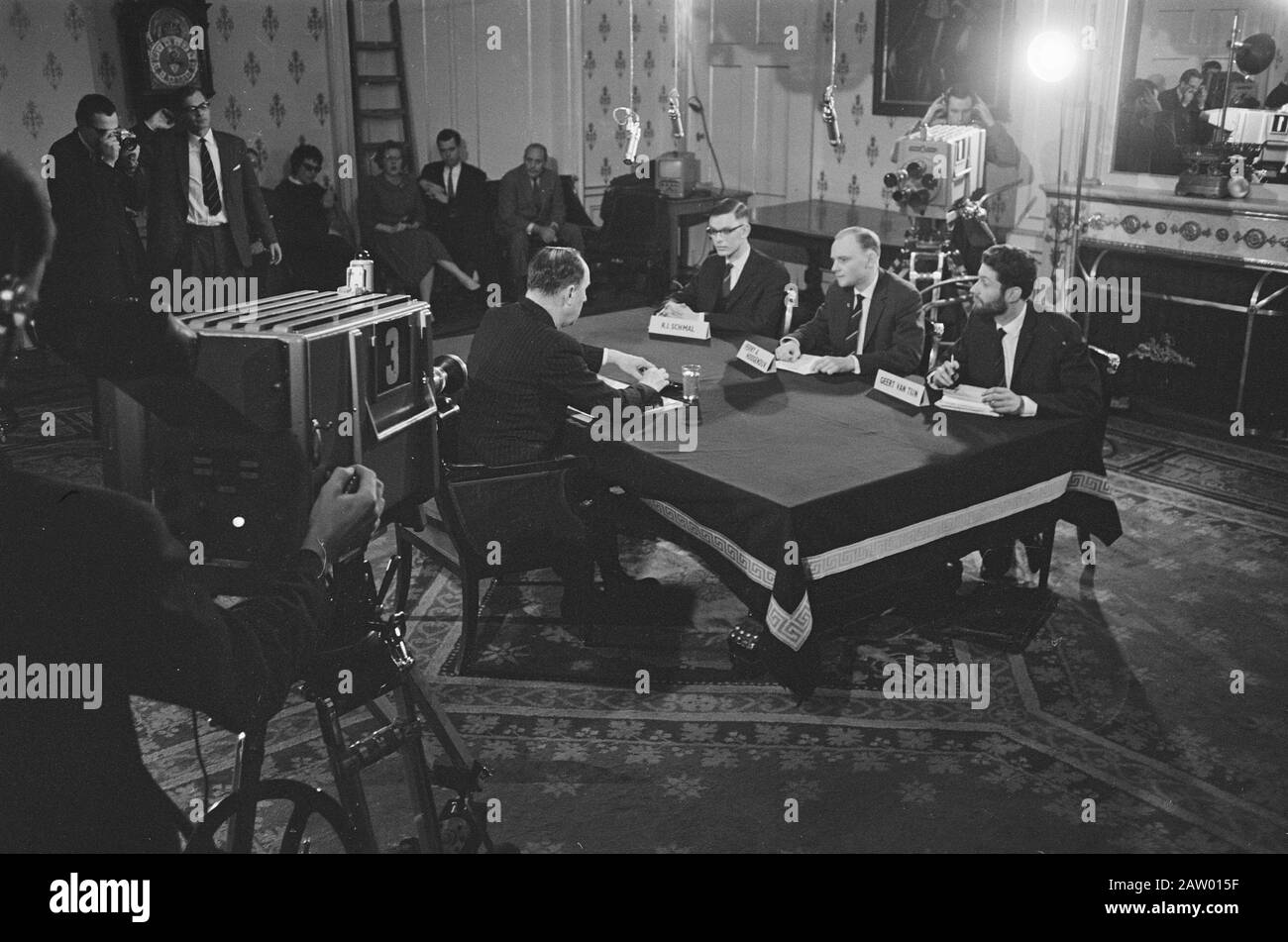 Registrazioni dalla televisione VPRO Sotto il ministro degli Esteri del fuoco Joseph Luns è interrogato da Ferry Hoogendijk, Geert van Tijn e RJ Schmal Data: 7 febbraio 1962 Parole Chiave: Ministri, politici , programmatori, editori, televisione, programmi televisivi, colpi di lavoro Persona Nome: Hoogendijk, Ferry Luns A., Joseph, Schmal, RJ, Travertine, Geert van Foto Stock