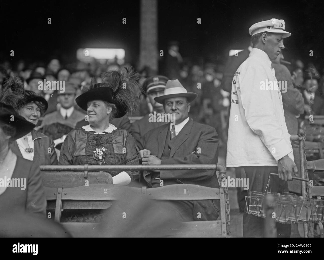 Governatore della Pennsylvania John Kinley Tener (1863-1946) e sua moglie Harriet al gioco 2 della World Series del 1913 tra l'atletica di Philadelphia e New York Giants, che ha avuto luogo l'8 ottobre 1913, a Shibe Park a Philadelphia, Pennsylvania. Foto Stock