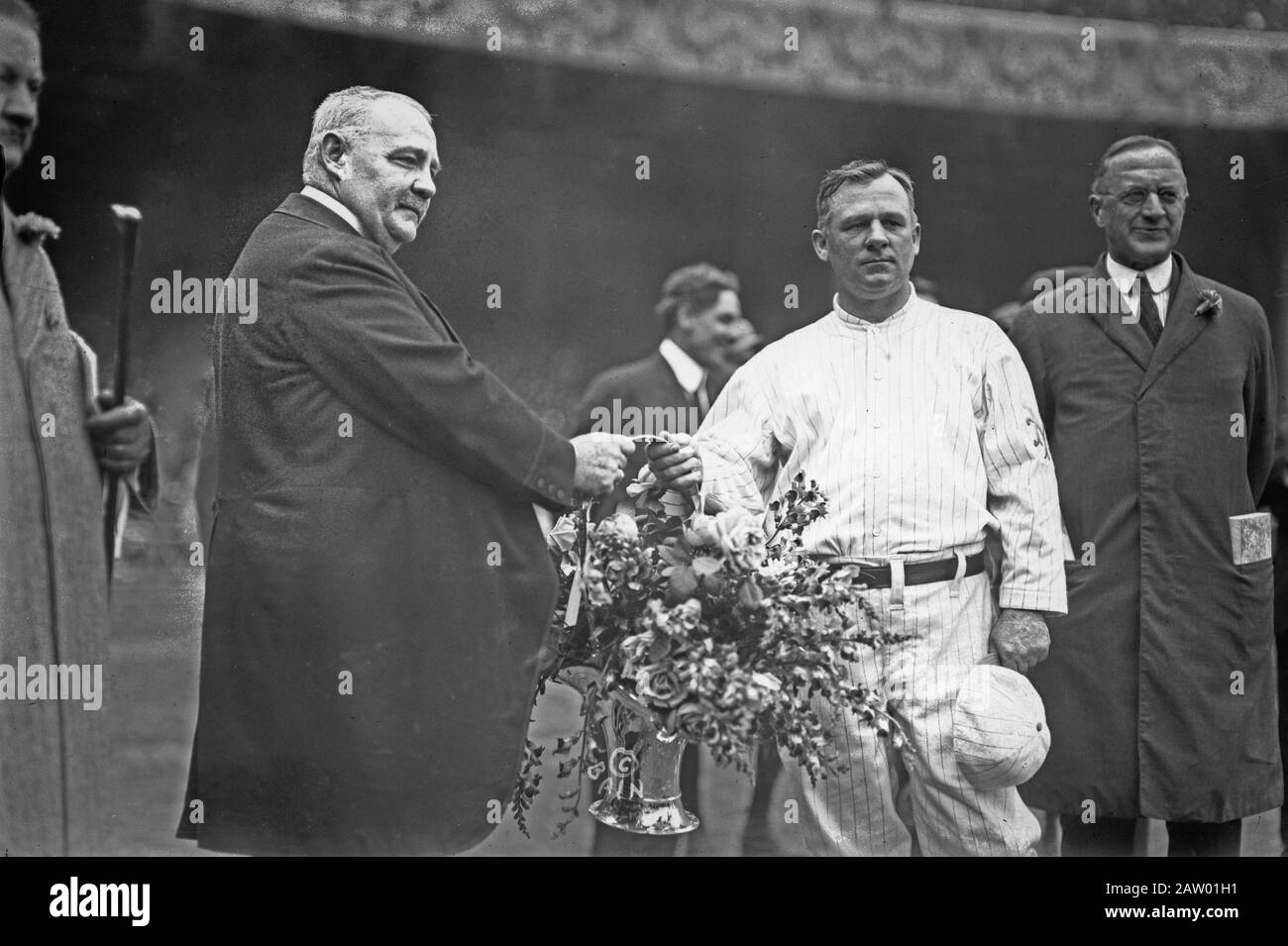 Edward McCall presenta un cesto d'argento di fiori al manager John McGraw di New York Giants al Polo Grounds, NY 1913 7 ottobre. Foto Stock