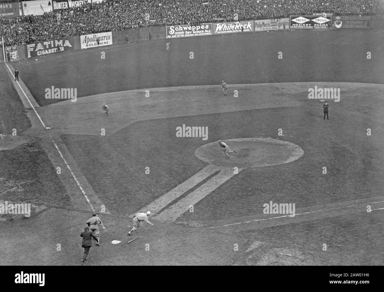 Giocatore non identificato, New York NL, bunts contro atletica nel gioco 3rd della World Series del 1913 a Polo Grounds [1913 ottobre 9] Foto Stock