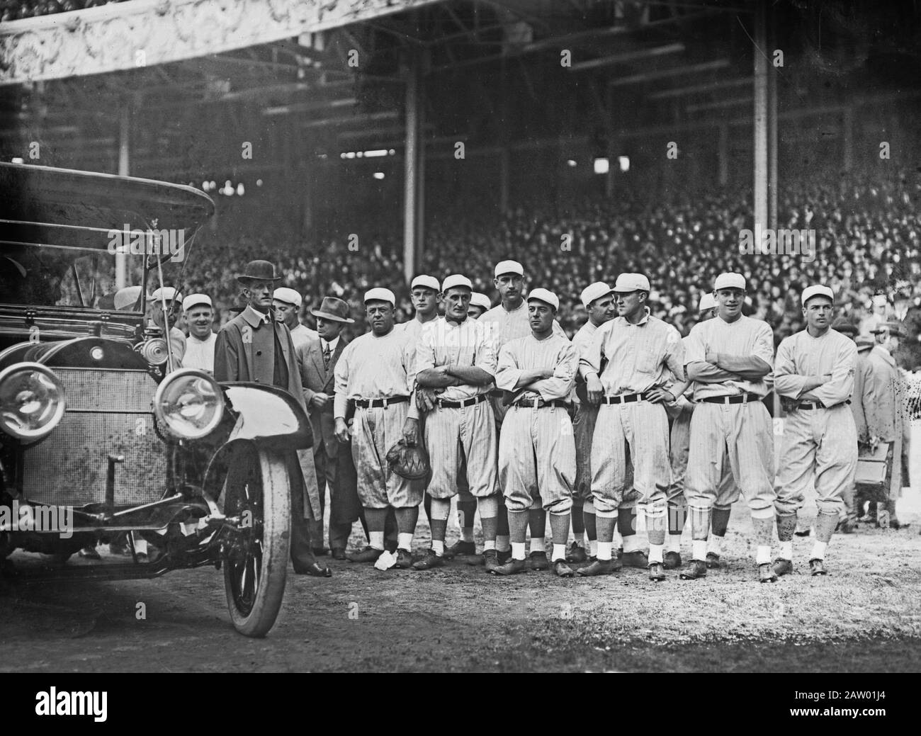 Una nuova automobile di Chalmers che è presentata al giocatore di baseball di Brooklyn Dodger Jake Daubert, il vincitore del premio di Chalmers il primo giorno della serie di mondo, 7 ottobre 1913 Foto Stock
