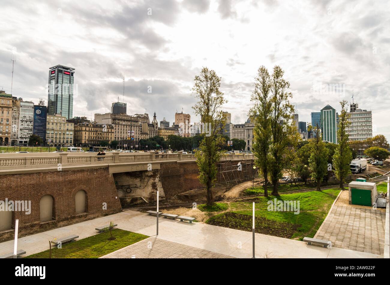 Buenos Aires, Argentina - 26 maggio 2019: Ampio angolo di vista al Paseo del Bajo Foto Stock
