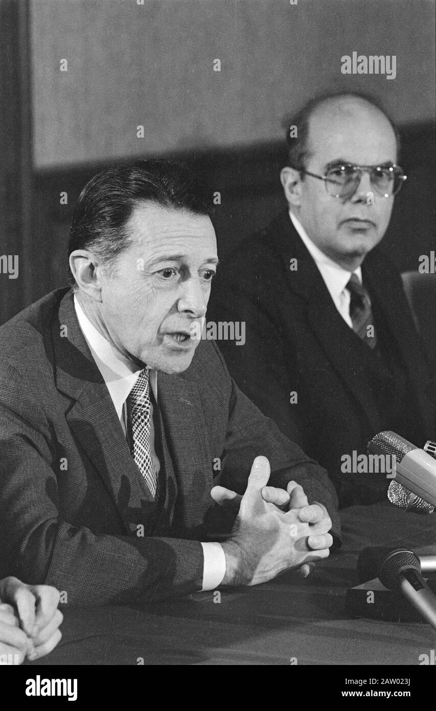 Il Ministro Weinberger (Difesa, USA) ha visitato il nostro paese; il Segretario Weinberger (Chiudi) e il Ministro De Ruiter (R) durante la conferenza stampa Data: 29 marzo 1984 Parole Chiave: Ministri conferenze stampa Persona Nome: Ruiter, J., Weinberger, Caspar Foto Stock