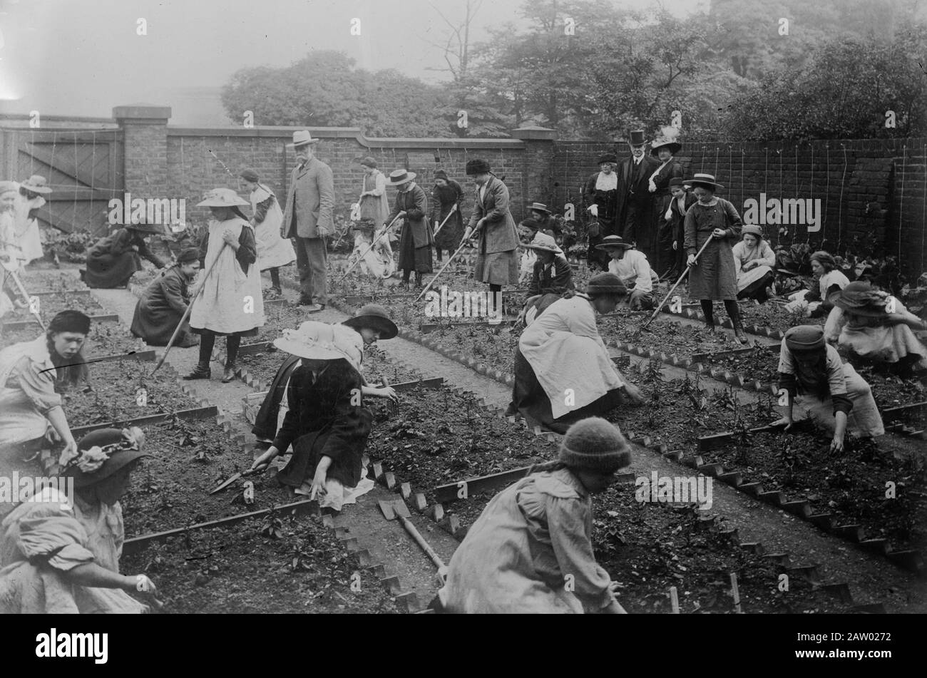 Lady Henry Somerset (1851-1921) e Thomas Power o'Connor (1848-1929) che guardano su bambini che lavorano in un giardino. Foto Stock