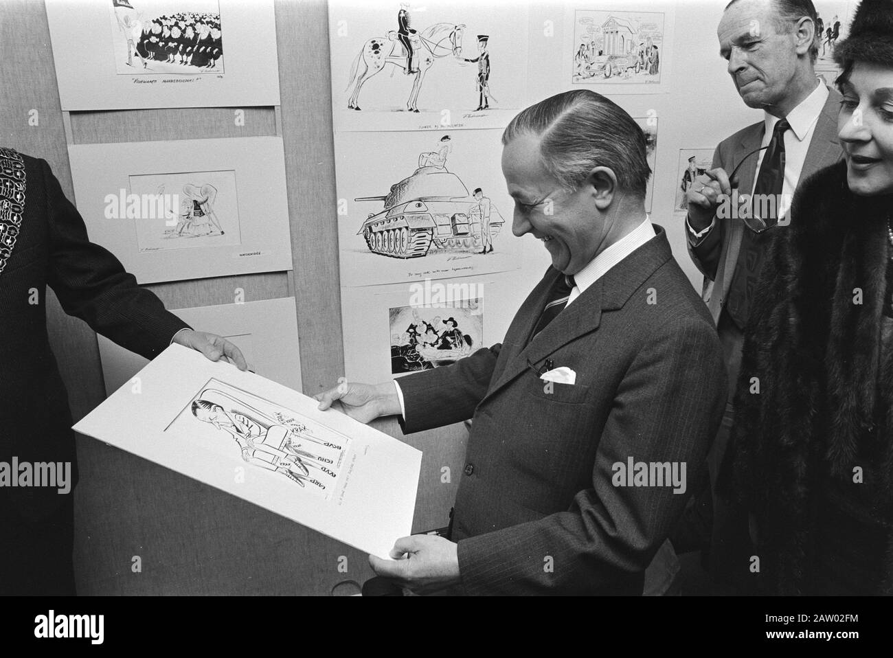 Apertura da parte del Ministro De Jong di una mostra di vignette politiche nel primo Ministro De Jong (m) riceve un disegno dalle mani del Vice Sindaco Goudsmit Data: 17 aprile 1971 posizione Amstelveen, Noord-Holland Parole Chiave: Primi ministri, aperture, disegni, mostre Persona Nome: Young, Piet Foto Stock