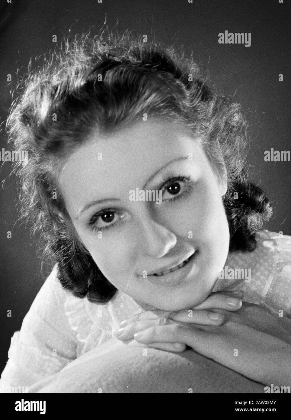 Fotografia di moda Miss Francia hatless -parte della serie dove i cappelli invernali vetrine Helene Sorbier, nel luglio 1936 Annotazione: Menzione grande testa e volto Data: 1 luglio 1936 Località: Francia Parigi Parole Chiave: Modelli, ritratti Istituto Nome: Miss Francia Foto Stock