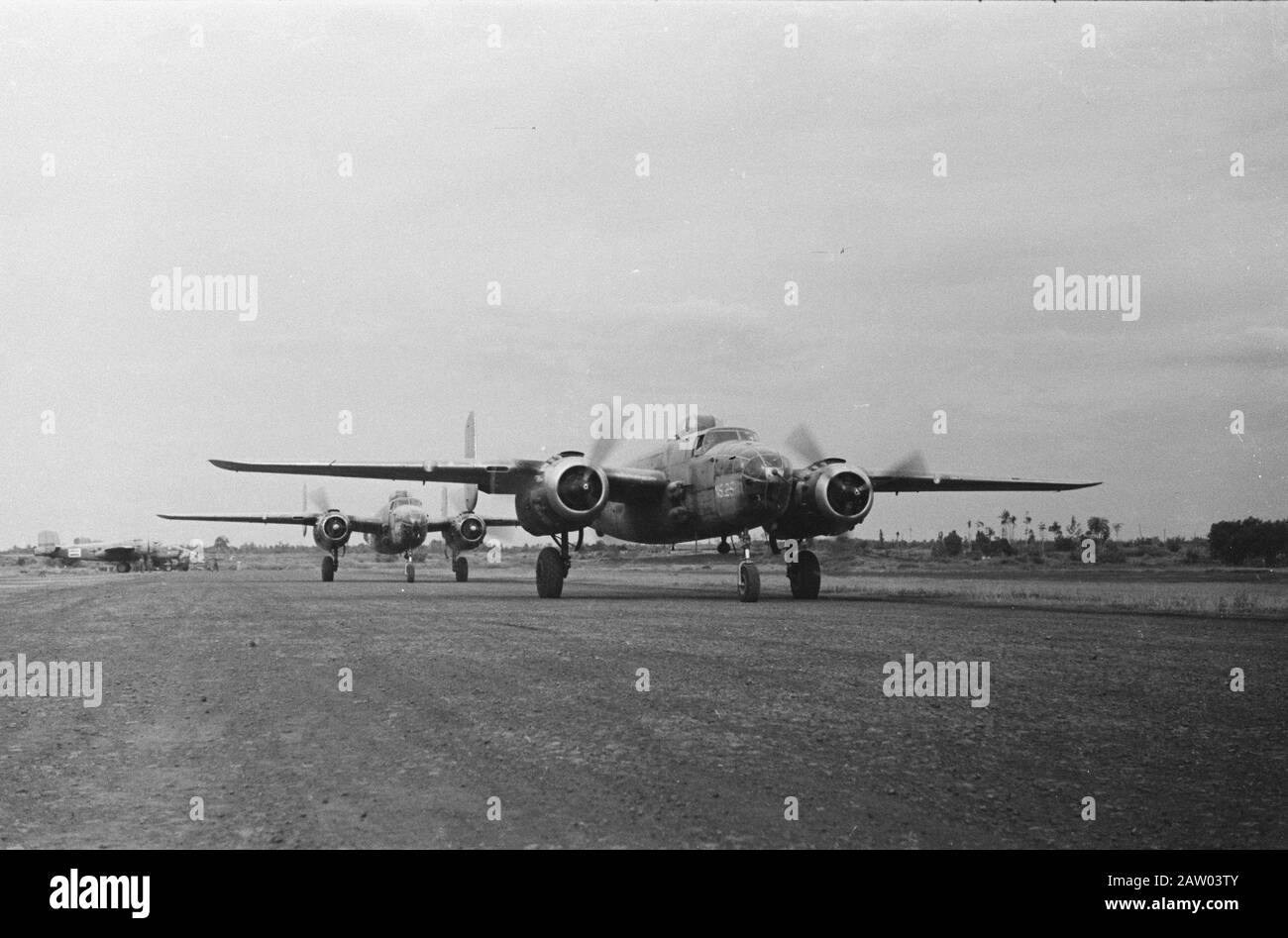 Luchtvaartdag Military Aviation all'aeroporto Kemajoran Mitchell B-25 bombardieri aeroporto Kemajoran Data: 9 marzo 1947 Ubicazione: Batavia, Indonesia, Jakarta, Kemajoran, Indie Orientali Olandesi Foto Stock