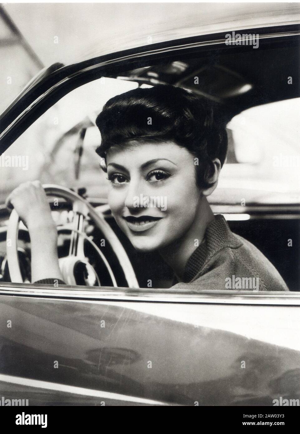 La cantante e attrice tedesca CATERINA VALENTE , nata a Parigi il 16 gennaio 1931 da genitori italiani , nel film francese CASINO DE PARIS ( 1957 ) Foto Stock