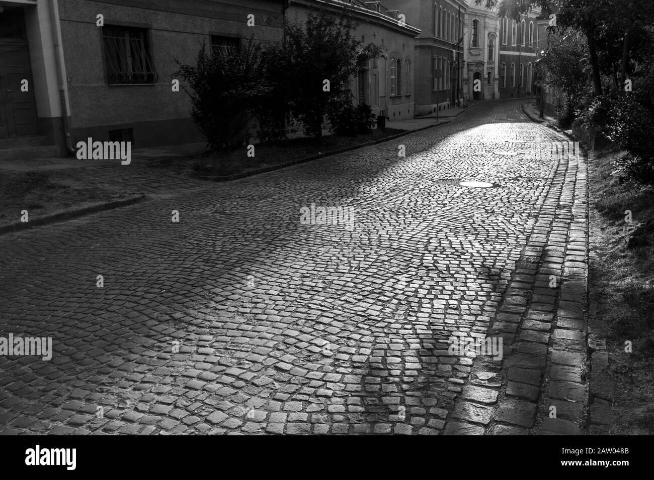 Vecchi edifici in una strada acciottolata a Esztergom, Ungheria. Foto Stock