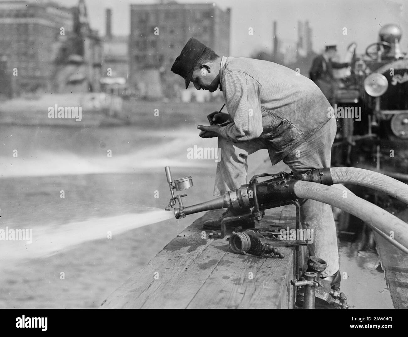 Competizione di motori di pompieri a motore tenuta dall'Associazione Internazionale dei Vigili del fuoco, New York City, 3 settembre 1913. I motori Pumper attirarono l'acqua dal fiume Hudson. Foto Stock