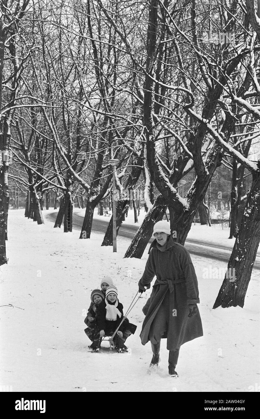 Prima neve ad Amsterdam Madre con bambini nel bellissimo Vondelpark innevato Data: 9 febbraio 1983 Località: Amsterdam, Noord-Holland Parole Chiave: Gioventù, immagini atmosferiche, inverno Foto Stock