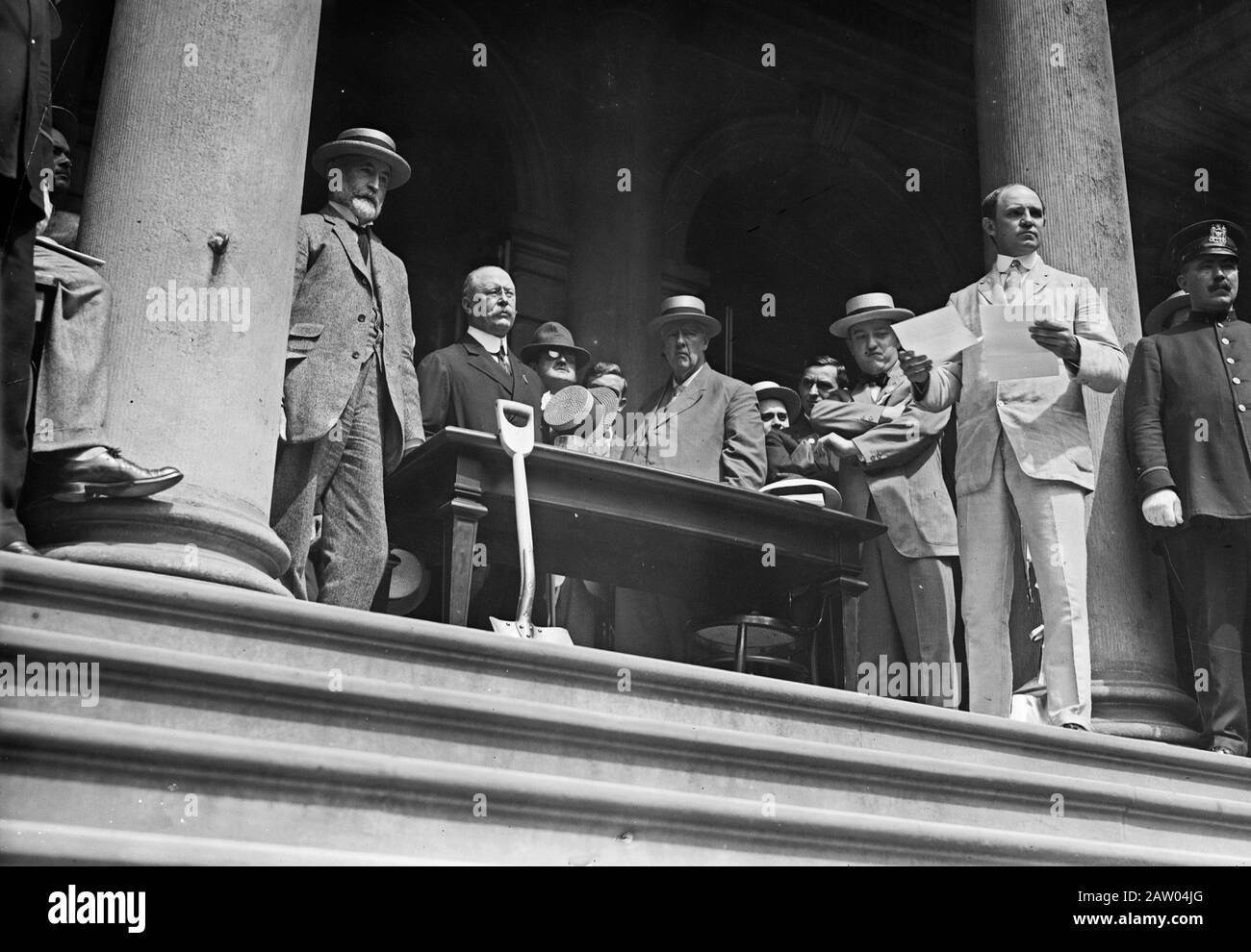 Cerimonia di notifica che ha avuto luogo il 3 settembre 1913 sui gradini del Municipio, New York City, dove il sindaco William J. Gaynor è stato nominato per la rielezione. Foto Stock