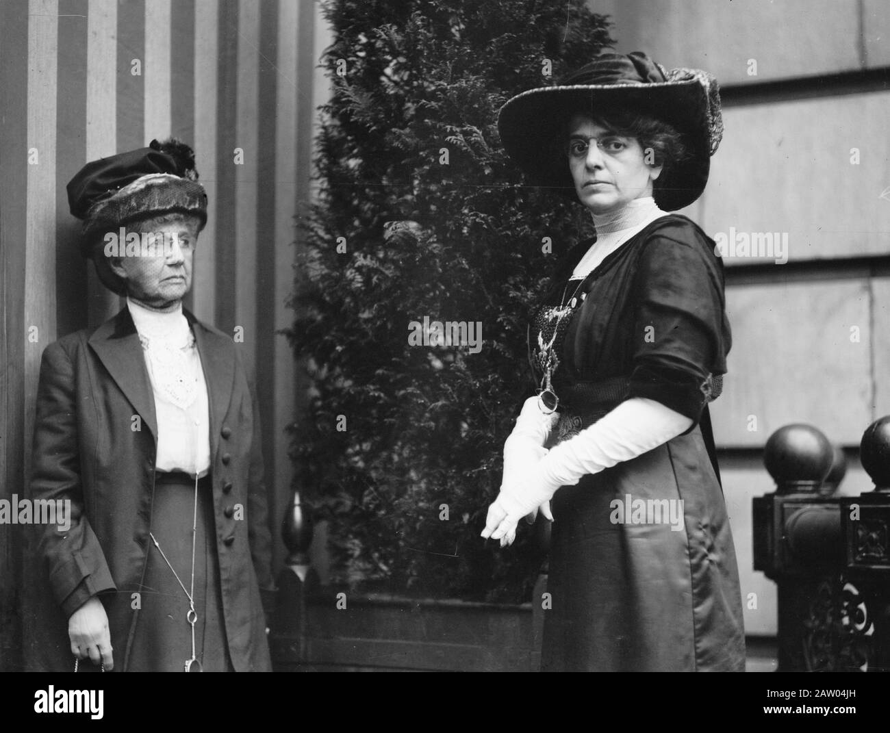 La signora Steven Beckwith Ayres (a destra) e un'altra donna hanno posto ad un evento probabilmente relativo alle elezioni presidenziali del 1912 Foto Stock