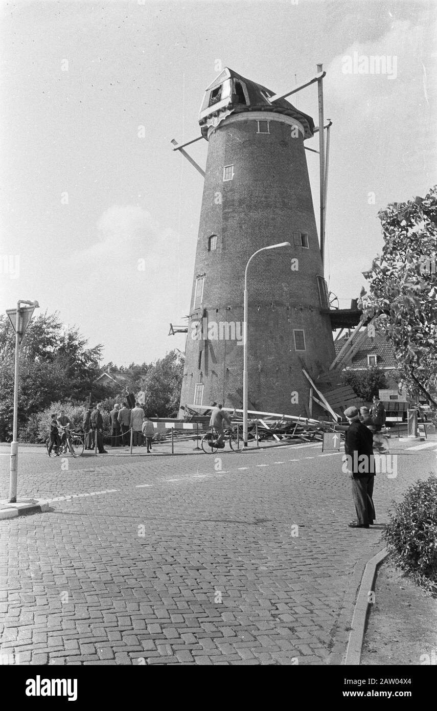 Molen De Hoop Maassluis, provincia del Sud Olanda, ha subito danni da tempesta. Le lame croce e una parte della contesa è strappata dal vento, e finisce sulla strada. Mulino intorno alle pietre, due coppie di macine, anno 1792 Data: 2 settembre 1963 posizione: Maassluis Parole Chiave: Danni, mulini, tempeste Persona Nome: Speranza Foto Stock