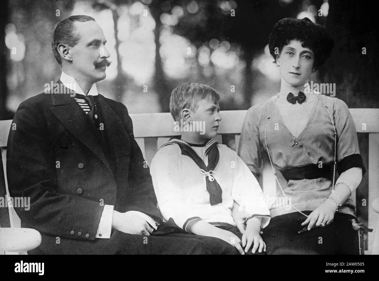 Haakon VII, Re di Norvegia (1872-1957) con sua moglie, la Principessa Maud of Wales (1869-1938) e il Principe Olav V (1903-1991) che divenne re di Norvegia nel 1957 ca. 1913 Foto Stock