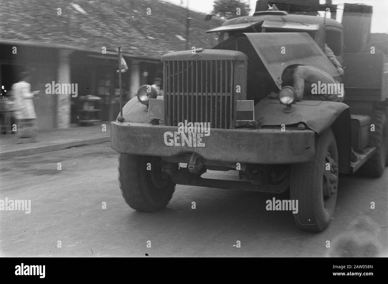 Convoglio Genie Batavia-Bandung Mechanic guardando il motore di un camion Data: Dicembre 1946 luogo: Indonesia Indie Orientali Olandesi Foto Stock