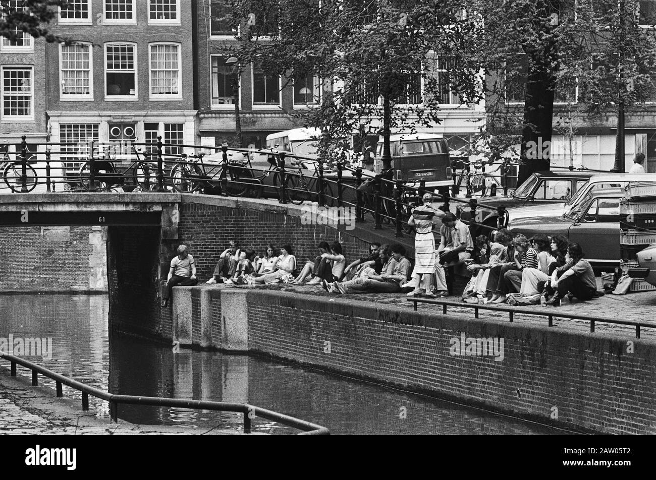 Bel tempo ad Amsterdam; prendere il sole sulla riva del Leliegracht Data: 14 maggio 1979 posizione: Amsterdam, Noord-Holland Parole Chiave: Canali Foto Stock