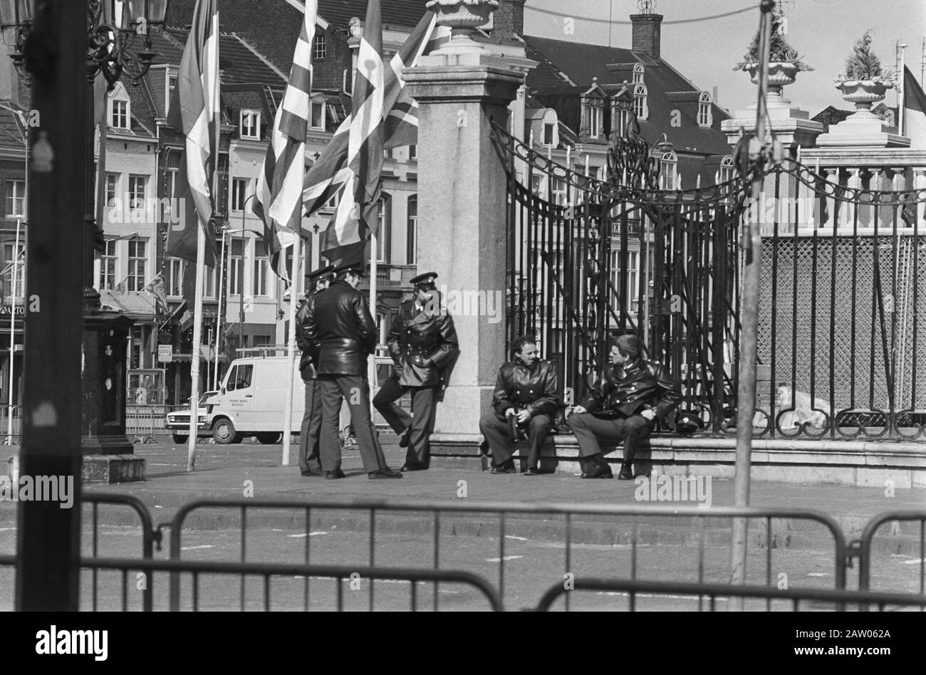 Domani Consiglio europeo di Maastricht, Municipio, dove si è tenuta la conferenza data odierna: 22 marzo 1981 Località: Maastricht Parole Chiave: Deposizione, conferenze, case di città : Croes, Rob C. / Anefo Titolare del copyright: Archivi nazionali Tipo Di Materiale: Negativo (bianco/nero) numero di inventario archivio: Vedi accesso 2.24.01.05 Foto Stock