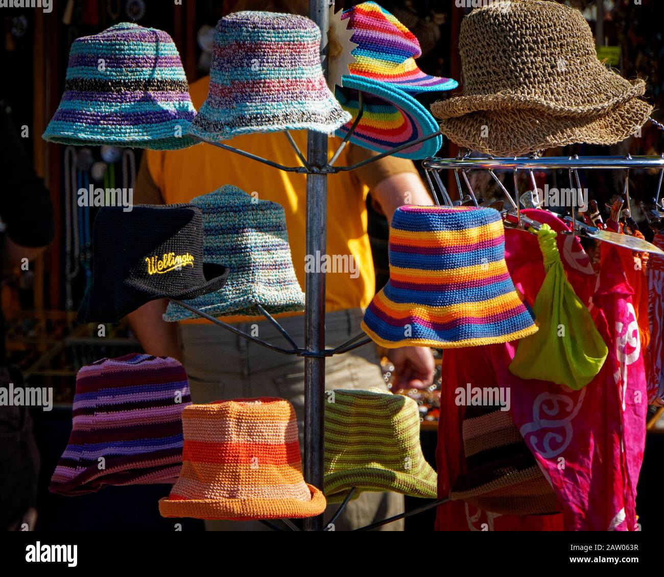 Cappelli di maglia di lana, uno con Wellington scritto su di esso, su uno stallo del mercato di Nelson, Nelson, Nuova Zelanda. Foto Stock