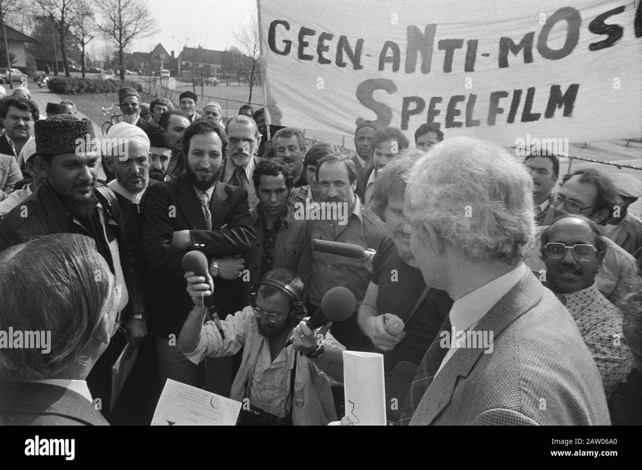 I musulmani dimostrano per la costruzione dei NSI contro la possibile trasmissione del film Morte di una principessa. NOS presidente Jurgens dialogo con i musulmani Data: 15 aprile 1980 luogo: Hilversum Parole Chiave: Dimostrazioni, film, Islam Persona Nome: Jurgens Institution Nome: NOS Foto Stock I musulmani dimostrano per la costruzione dei NSI contro la possibile trasmissione del film Morte di una principessa. NOS presidente Jurgens dialogo con i musulmani Data: 15 aprile 1980 luogo: Hilversum Parole Chiave: Dimostrazioni, film, Islam Persona Nome: Jurgens Institution Nome: NOS Foto Stock