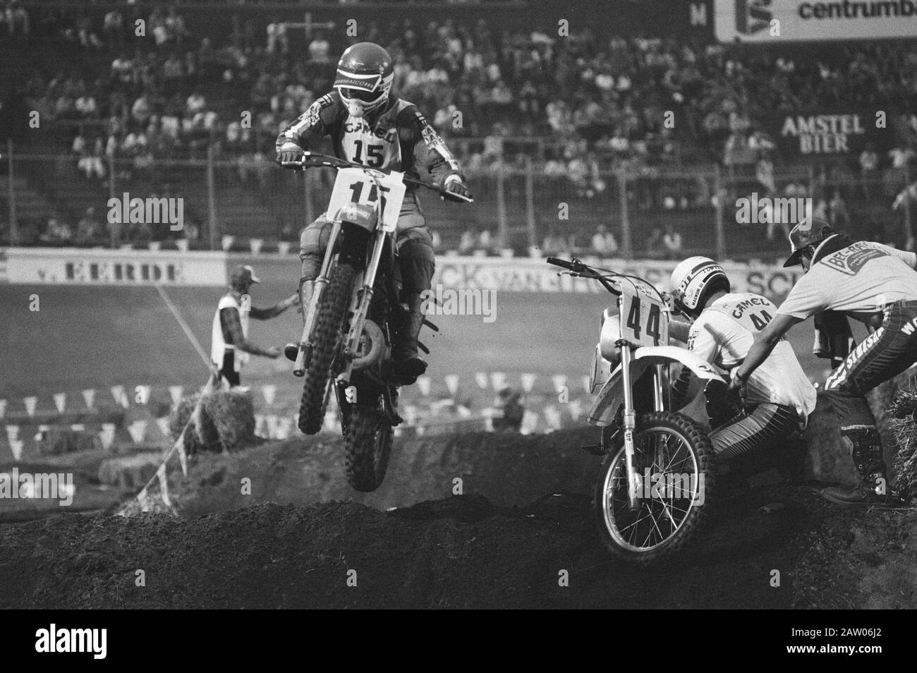 Stadium Cross: Nuova parte dello sport motoristico nello stadio olimpico di Amsterdam, in azione presso lo Stadio Cross allo Stadio Olimpico di Amsterdam Data: 7 settembre 1981 Località: Amsterdam, Noord-Holland Parole Chiave: Motocross, moto Foto Stock