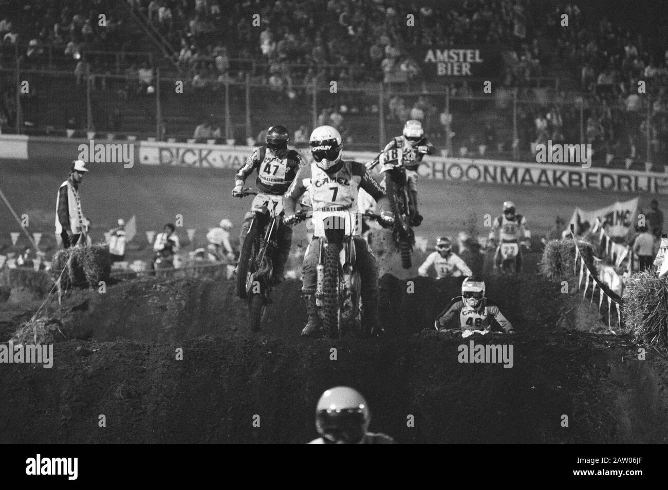 Stadium Cross: Nuova parte dello sport motoristico nello stadio olimpico di Amsterdam, in azione presso lo Stadio Cross nello Stadio Olimpico di Amsterdam Data: 7 settembre 1981 Località: Amsterdam, Noord-Holland Parole Chiave: Motocross, moto Foto Stock