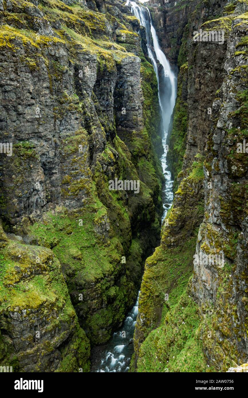 Il profondo e stretto canyon di Glymur cade in Islanda. Foto Stock
