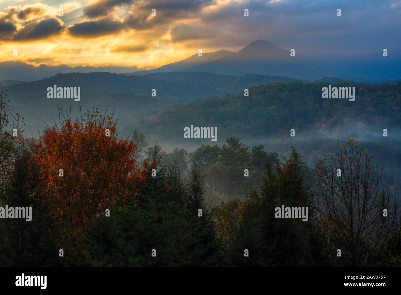 La luce dell'alba si infrange attraverso le nuvole di tempesta sulle Smoky Mountains. Foto Stock