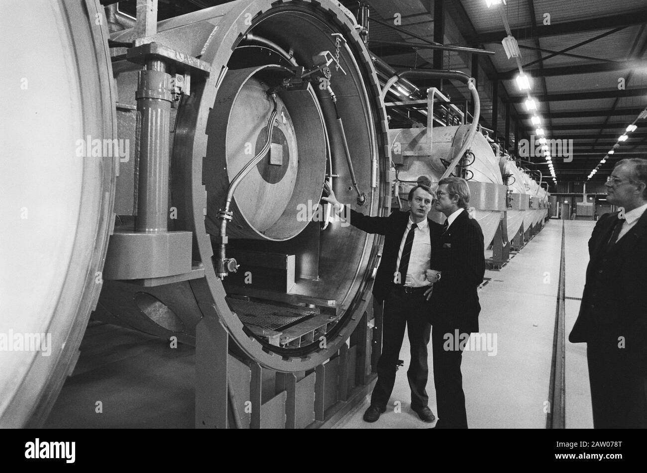 Pieter van Vollenhoven ha visitato KCN / Urenco; Pieter van Vollenhoven spiegherà in gasbehandelingsruimte Data: 9 ottobre 1984 Parole Chiave: Visita, macchine Nome Persona: Vollenhoven, Pieter van Foto Stock