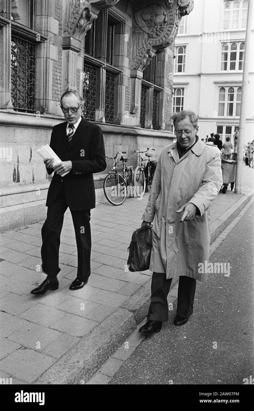 Dimostrazione del palazzo della Corte Suprema nella sentenza sul perseguimento del criminale di guerra Pieter Menten Van Heijningen, avvocato Pieter Menten Data: 22 maggio 1979 luogo: L'Aia, Sud Olanda Parole Chiave: Avvocati, dimostrazioni, tribunali per crimini di guerra, legge Nome: Heijningen, Leo van Institution Nome: Corte Suprema dei Paesi Bassi Foto Stock