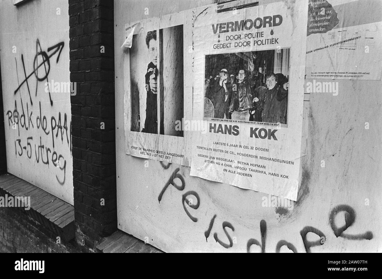 Iscrizioni murali relative morte cracker cella Amsterdam poster Thijn sparare Hans Cook (ucciso cracker) Data: 11 novembre 1985 luogo: Amsterdam, Noord-Holland Parole Chiave: Poster Persona Nome: Hans Cook Foto Stock