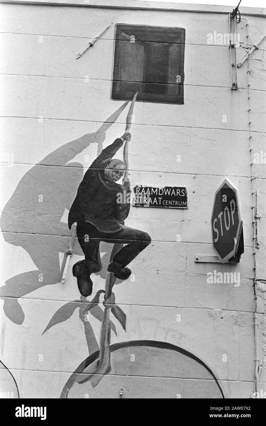 Murale (uomo sale fuori finestra) in Amsterdam Data: 6 marzo 1984 luogo: Amsterdam, Noord-Holland Parole Chiave: Murale Foto Stock