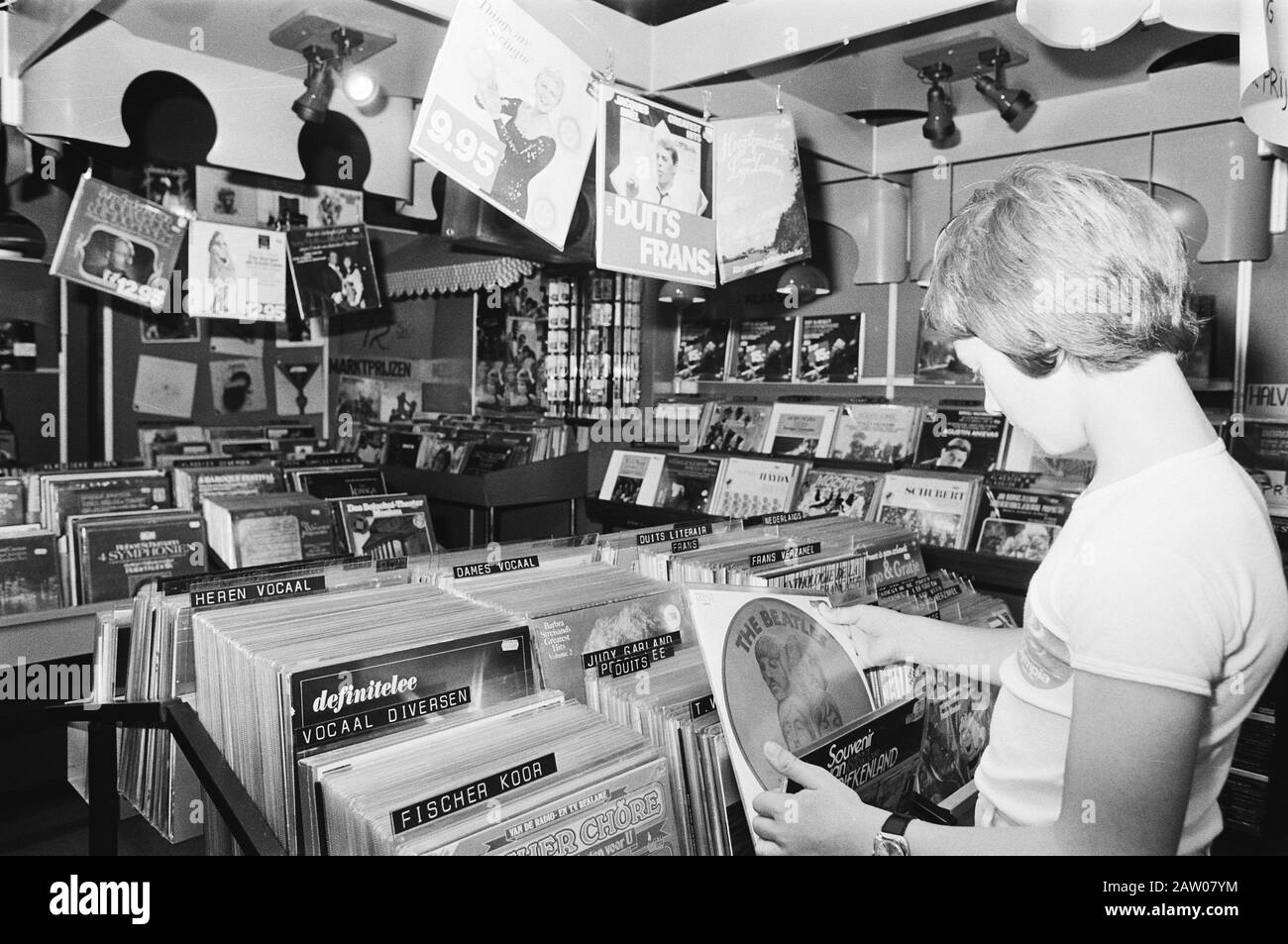 Clienti in un'azienda di musica di annotazione, annotazioni, depositi Data: 26 luglio 1979 Parole Chiavi: Annotazioni, commercio di musica, shopping Foto Stock