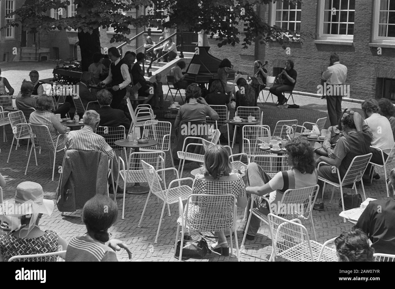Gruppo musicale Musica da Camara suona Courtyard Amsterdam Historical Museum Data: 19 giugno 1973 Località: Amsterdam, Noord-Holland Parole Chiave: Musei, musicisti Foto Stock