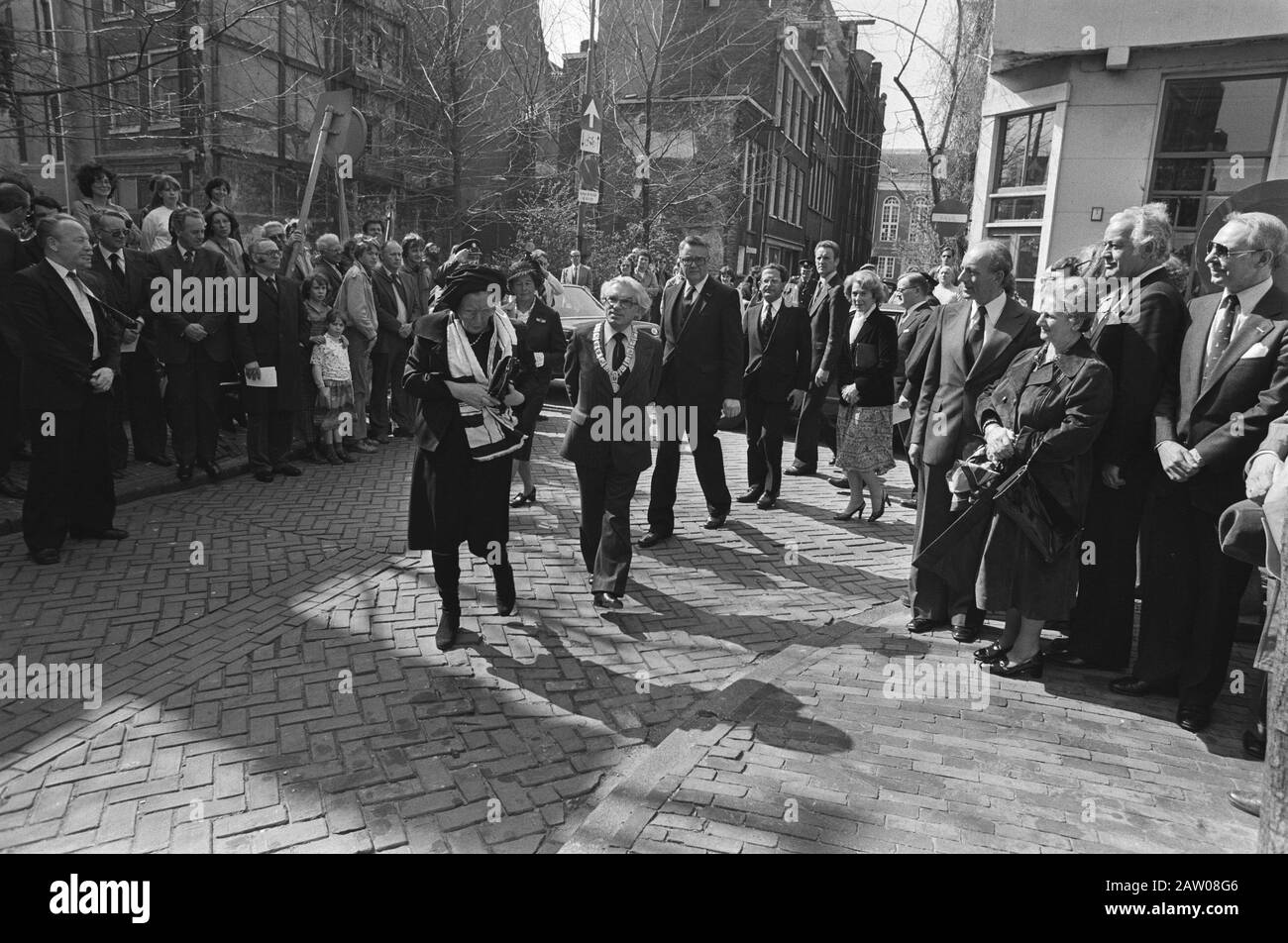 Regina Juliana ha partecipato alla commemorazione della comunità ebraica vittime Nazzi Ground in ex Teatro olandese; Data: 13 aprile 1980 Parole Chiave: Comunità, VITTIME, commemorazioni Persona Nome: Dutch Theatre, Juliana, regina Foto Stock