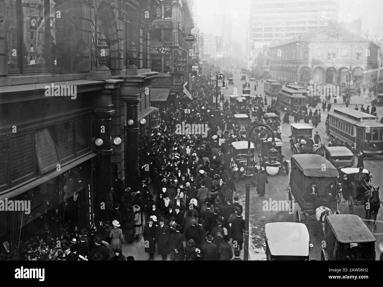 Gli amanti dello shopping di Natale a Herald Square a New York City ca. 1910-1915 Foto Stock