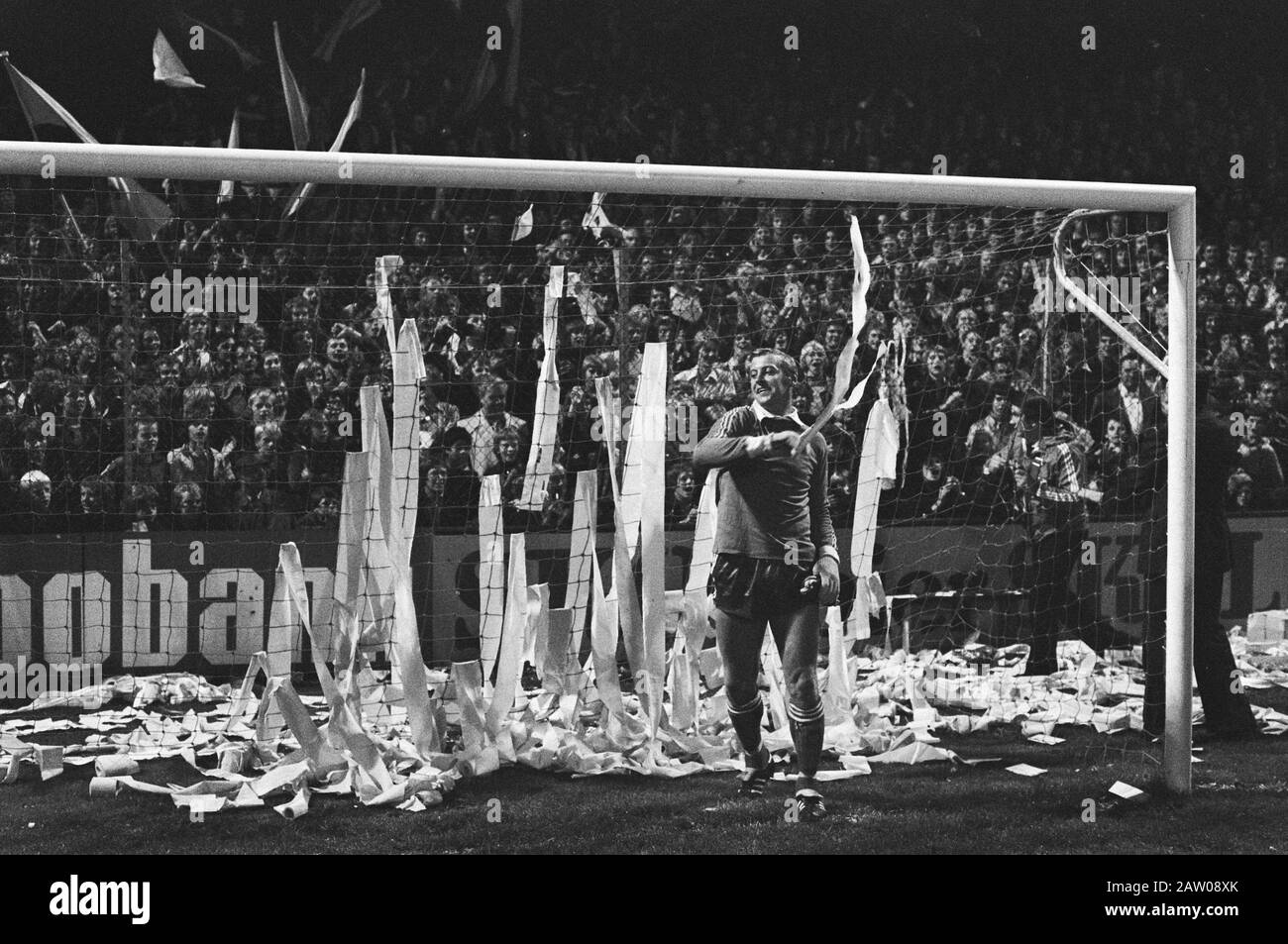 AJAX contro NAC 10-1; portiere Produttori tra il rotolo di servizi igienici Data: 25 settembre 1976 Parole Chiave: Sport, calcio Foto Stock