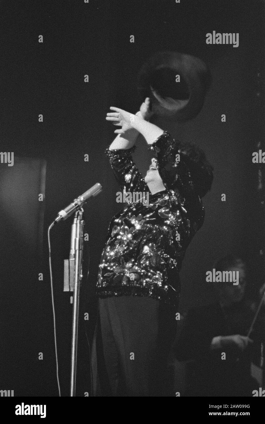 Spettacolo Notturno Di Judy Garland In Tuschinsheater Data: 11 Dicembre 1960 Luogo: Amsterdam Parole Chiave: Filmsterrren, Cantanti Nome Persona: Garland, Judy Institution Nome: Tuschinski Foto Stock