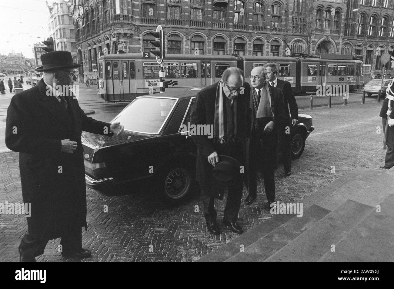 Pomeriggio presso il Palazzo reale è stato ricevuto un anno nuovo per i rappresentanti del nostro paese Data: 7 gennaio 1981 Parole Chiave: Capodanno ricevimenti, AGENTI Istituto Nome: Palazzo reale : Croes, Rob C. / Anefo Copyright Titolare: National Archives Materiale tipo: Negativo (bianco / nero) archivio numero di inventario: vedere accesso 2.24.01.05 Foto Stock