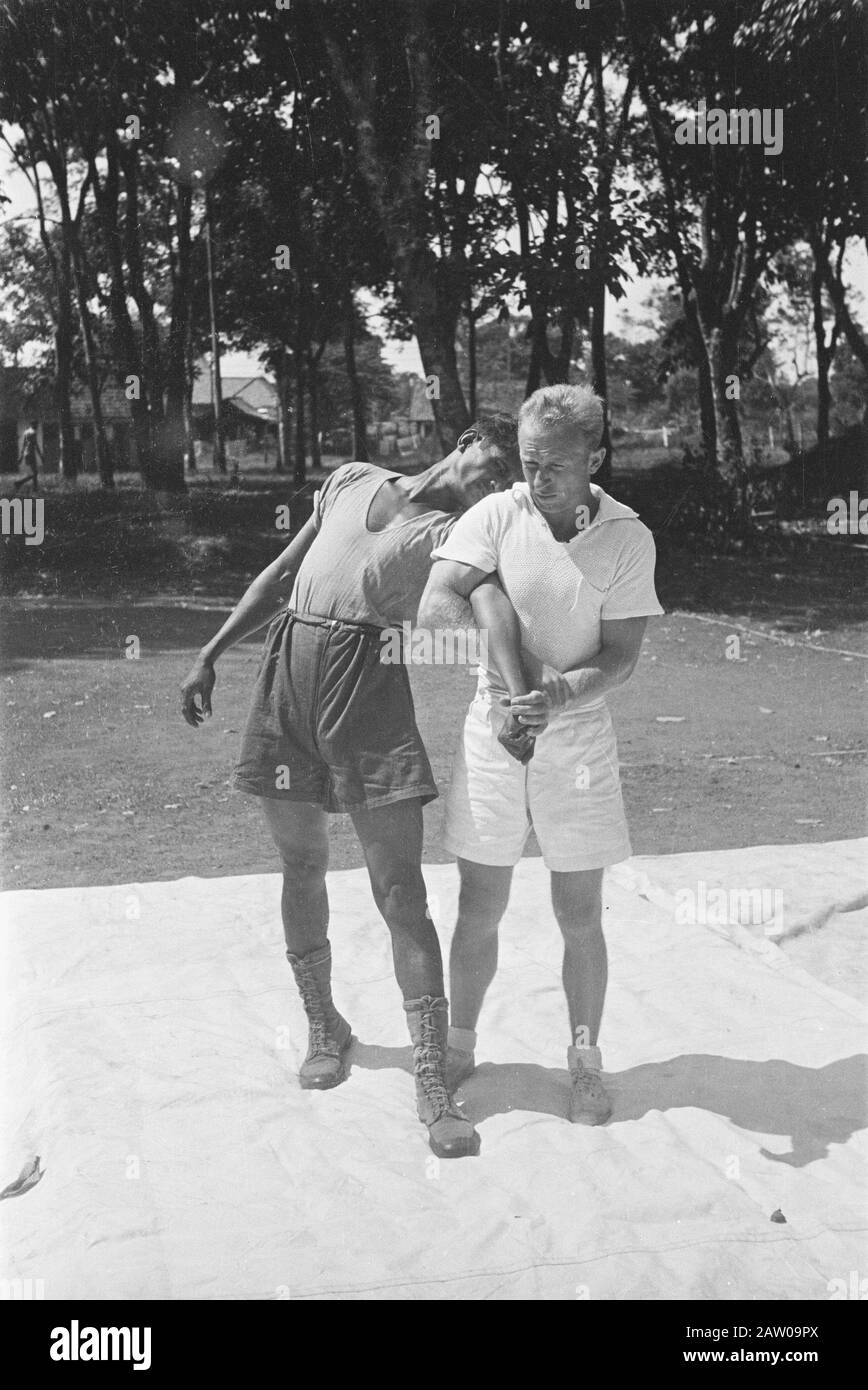 Sport Exercises Depot Special Forces [Instructor Shows A Headlock] Data: Giugno 1947 Luogo: Indonesia Dutch East Indies Foto Stock