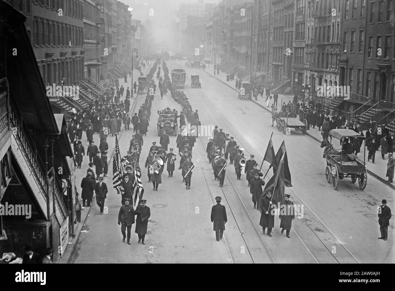 Parade che accompagnò Bramwell Booth (1856-1929), il secondo Generale dell'Esercito Della Salvezza alla sua nave per tornare in Inghilterra ca. 1913 Foto Stock