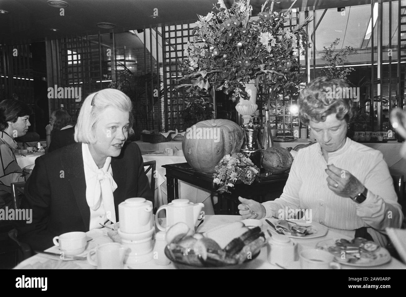 Signore al tavolo della colazione al Garden Hotel di Amsterdam Data: 14 settembre 1983 posizione: Amsterdam, Noord-Holland Parole Chiave: Alberghi, pasti Nome istituto: Financial Times Foto Stock