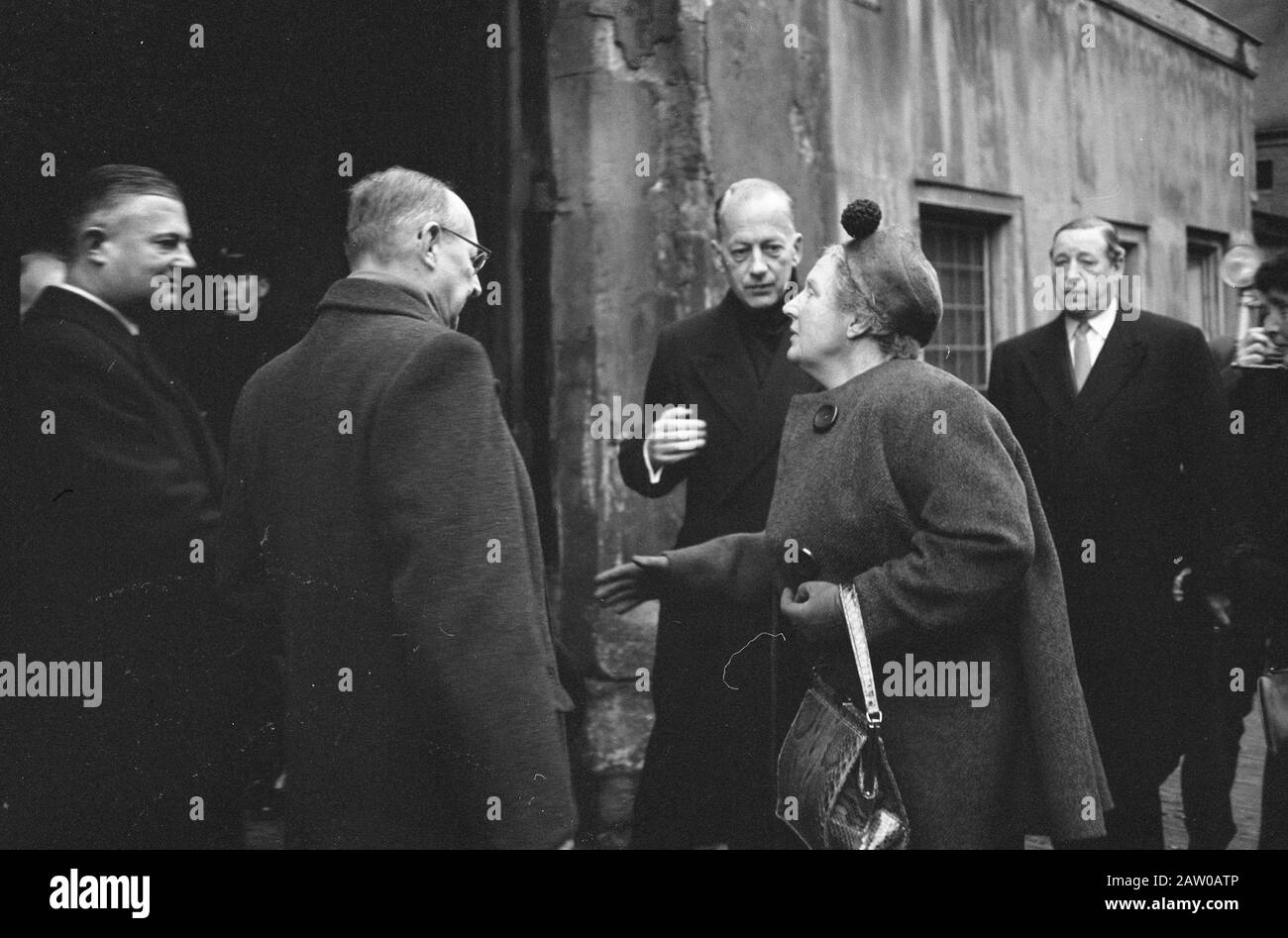Queen Juliana visita morti e feriti treno disastro Data: 10 gennaio 1962 Nome Persona: Juliana, regina Foto Stock