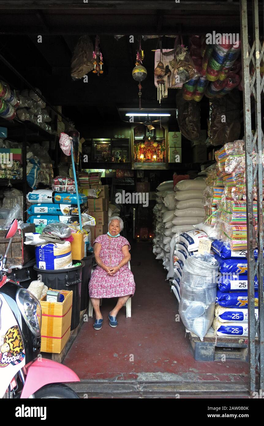 bangkok, thailandia - 2020.02.01: una vecchia donna seduta in una risaia su thanon maha rat Foto Stock